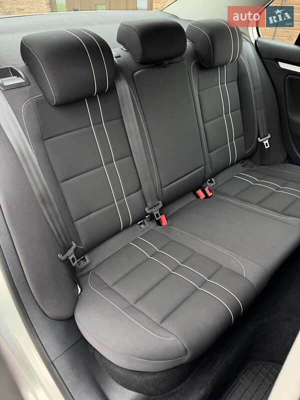 Седан Volkswagen Jetta 2010 в Черновцах