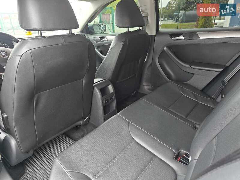 Седан Volkswagen Jetta 2013 в Львові