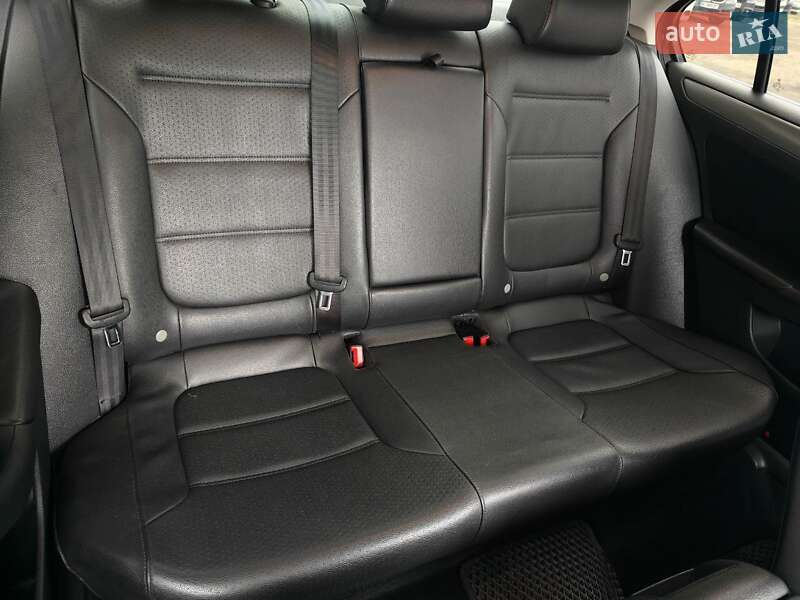 Седан Volkswagen Jetta 2013 в Львові