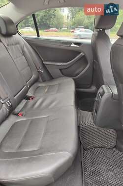Седан Volkswagen Jetta 2012 в 