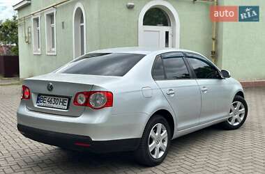 Седан Volkswagen Jetta 2010 в 