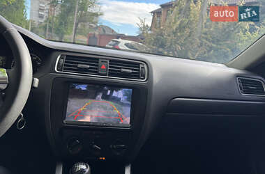 Седан Volkswagen Jetta 2012 в 