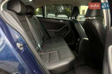 Седан Volkswagen Jetta 2010 в 