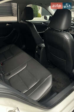 Седан Volkswagen Jetta 2015 в 