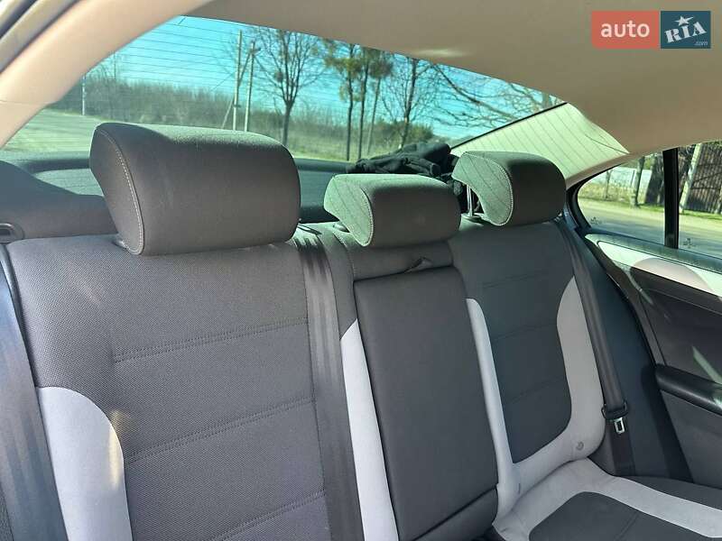 Седан Volkswagen Jetta 2013 в Житомире