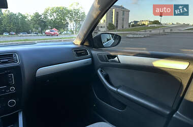 Седан Volkswagen Jetta 2013 в 