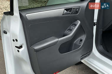 Седан Volkswagen Jetta 2015 в 
