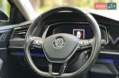 Седан Volkswagen Jetta 2019 в 