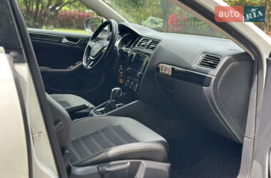 Седан Volkswagen Jetta 2016 в 