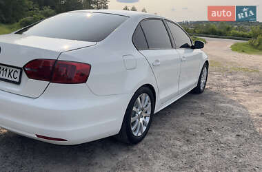 Седан Volkswagen Jetta 2011 в 