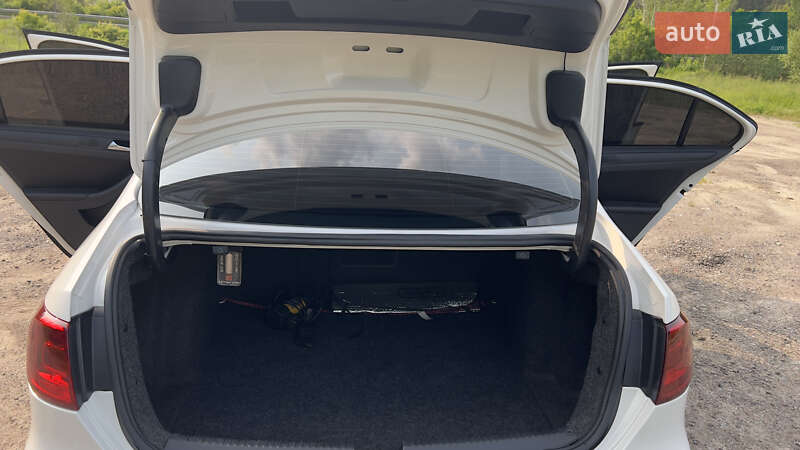 Седан Volkswagen Jetta 2011 в Житомирі