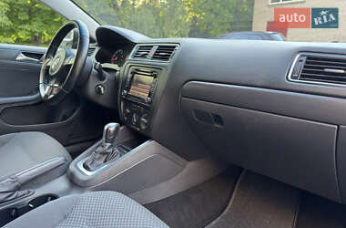 Седан Volkswagen Jetta 2011 в 