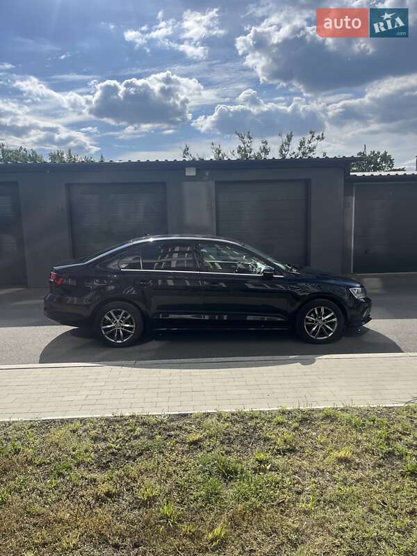 Седан Volkswagen Jetta 2016 в Чернигове