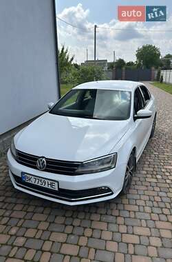 Седан Volkswagen Jetta 2015 в Ровно