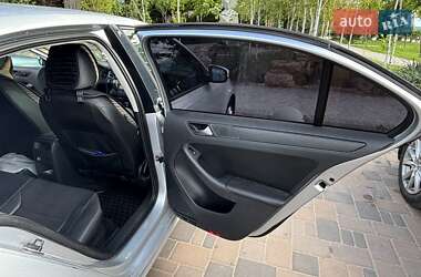 Седан Volkswagen Jetta 2011 в 