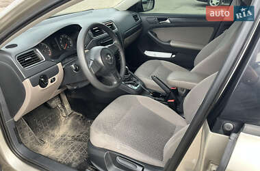 Седан Volkswagen Jetta 2013 в 
