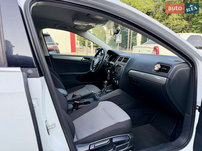 Седан Volkswagen Jetta 2017 в Львові