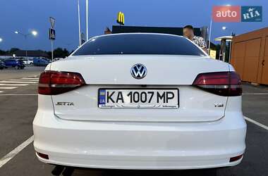 Седан Volkswagen Jetta 2016 в 