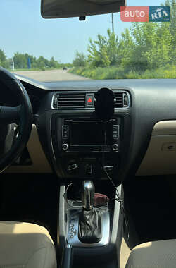 Седан Volkswagen Jetta 2011 в 