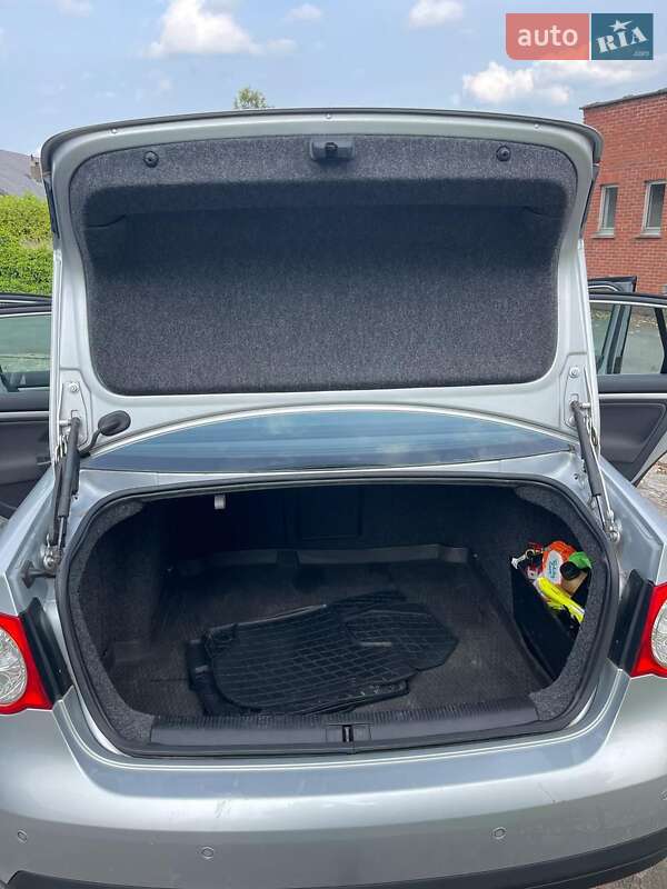 Седан Volkswagen Jetta 2006 в Луцьку