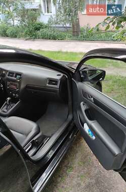 Седан Volkswagen Jetta 2013 в  фото 6 Седан Volkswagen Jetta 2013 в