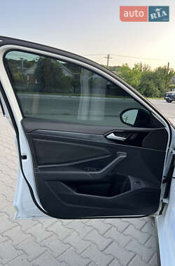 Седан Volkswagen Jetta 2019 в 