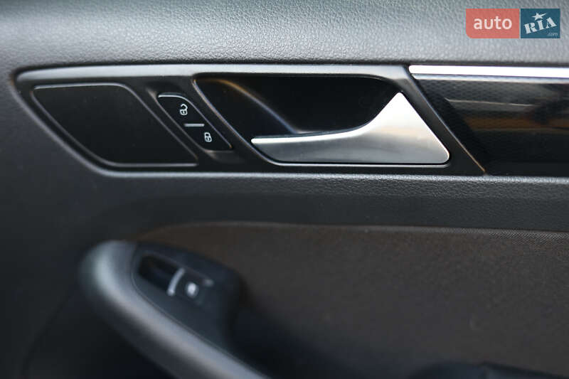 Седан Volkswagen Jetta 2014 в Львові