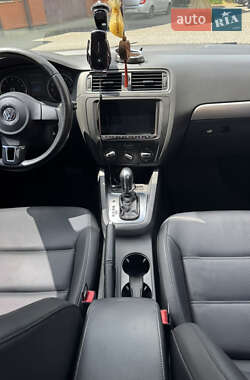 Седан Volkswagen Jetta 2013 в 