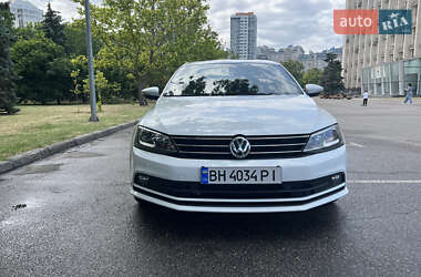 Седан Volkswagen Jetta 2015 в 