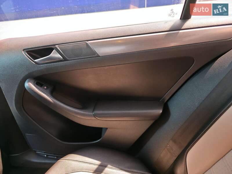 Седан Volkswagen Jetta 2015 в Нововолинську