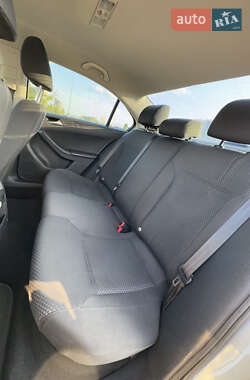 Седан Volkswagen Jetta 2013 в 