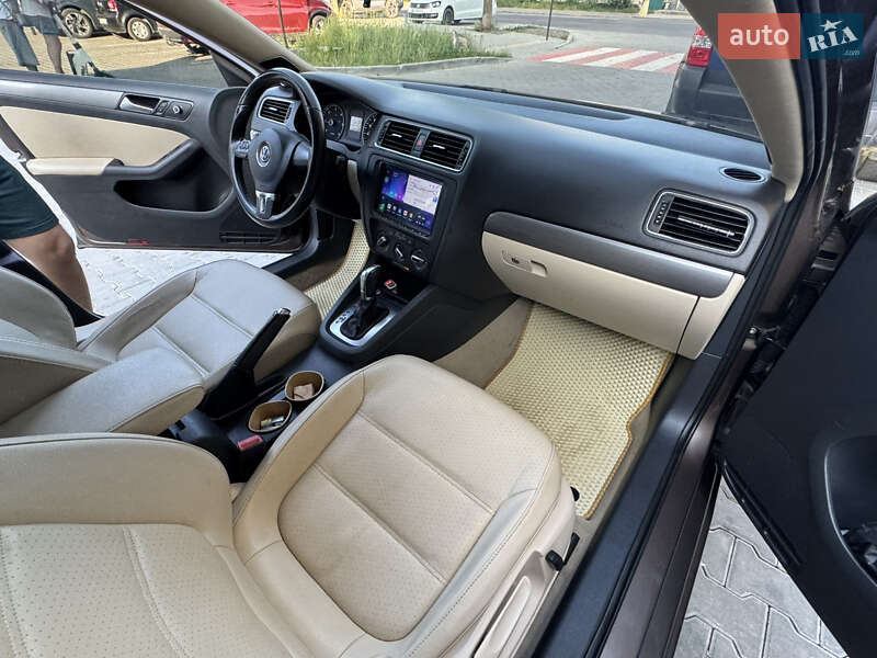 Седан Volkswagen Jetta 2014 в Ужгороді