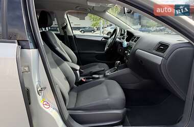Седан Volkswagen Jetta 2011 в 