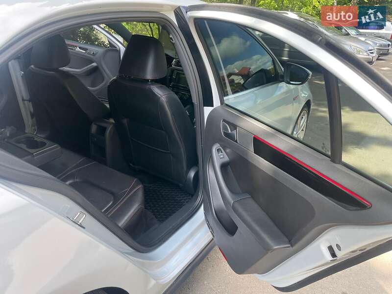 Седан Volkswagen Jetta 2016 в Львові