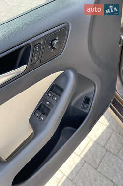Седан Volkswagen Jetta 2011 в 