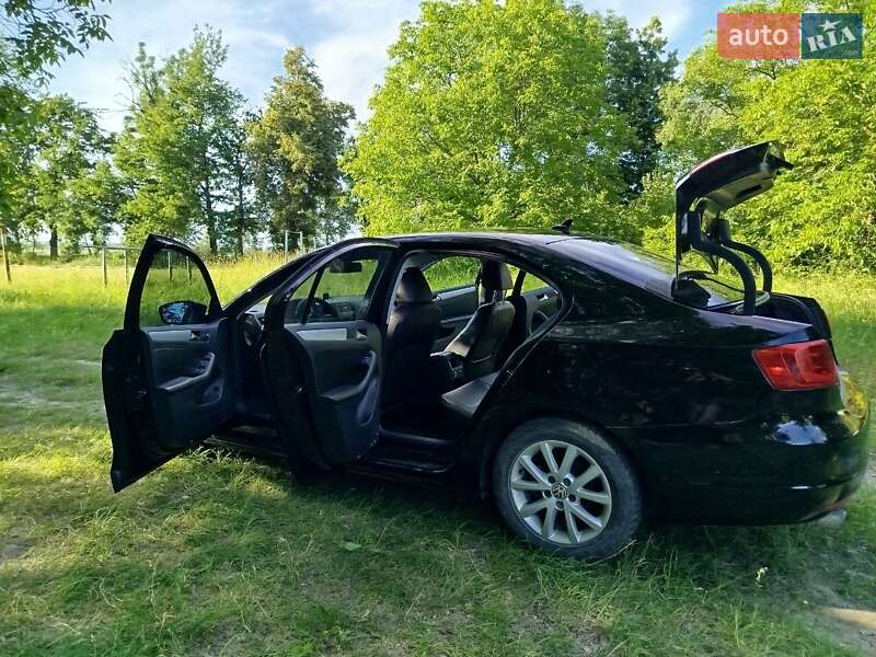 Седан Volkswagen Jetta 2013 в Мурованых Куриловцах