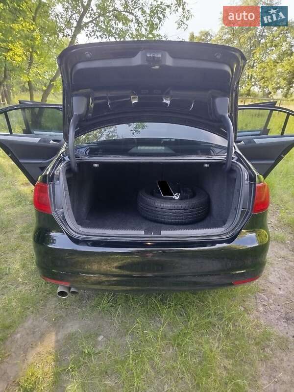 Седан Volkswagen Jetta 2013 в Мурованых Куриловцах