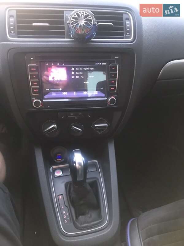 Седан Volkswagen Jetta 2015 в Любашівці