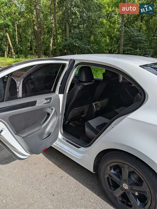 Седан Volkswagen Jetta 2016 в Черновцах