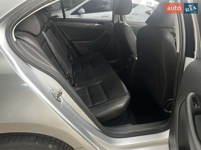 Седан Volkswagen Jetta 2010 в Харькове