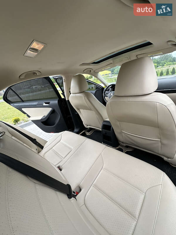 Седан Volkswagen Jetta 2016 в Золочеві