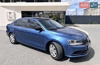 Седан Volkswagen Jetta 2015 в Львове