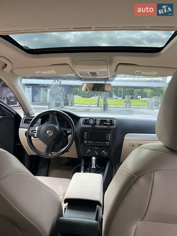 Седан Volkswagen Jetta 2013 в Львові
