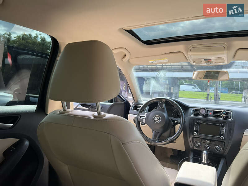 Седан Volkswagen Jetta 2013 в Львові