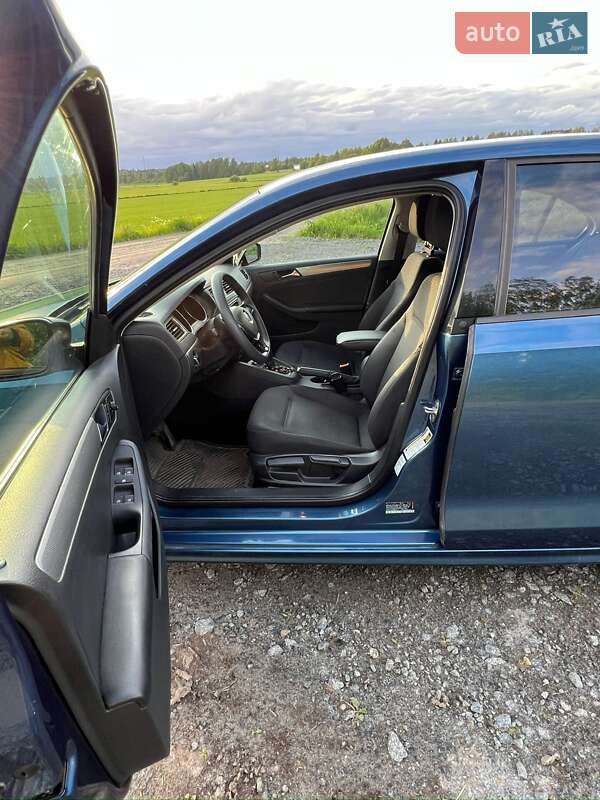 Седан Volkswagen Jetta 2016 в Львові