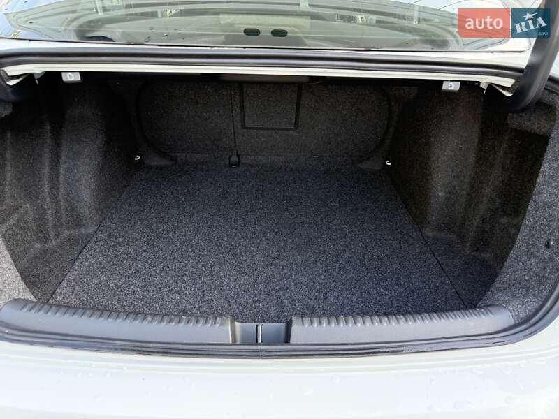 Седан Volkswagen Jetta 2015 в Києві