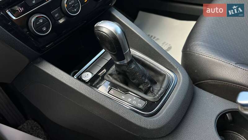 Седан Volkswagen Jetta 2015 в Львове