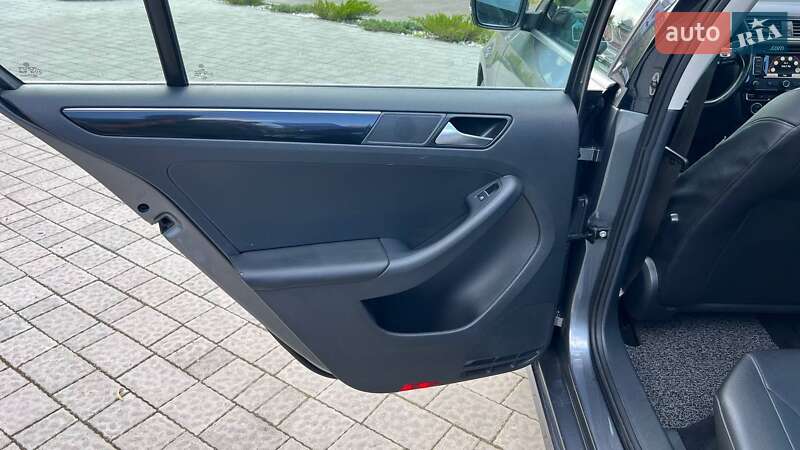 Седан Volkswagen Jetta 2015 в Львове
