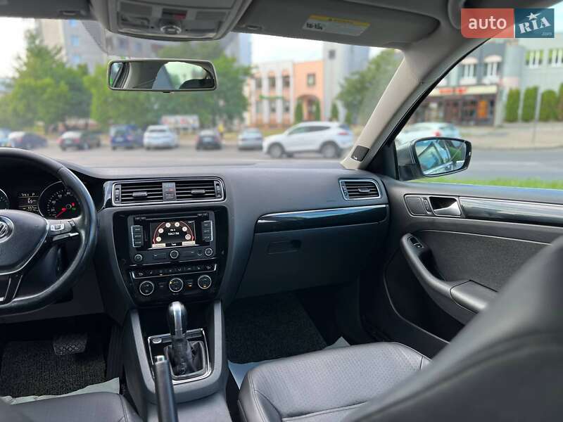 Седан Volkswagen Jetta 2015 в Львове