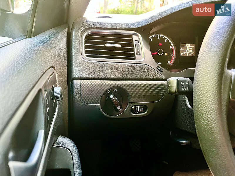 Седан Volkswagen Jetta 2012 в Днепре